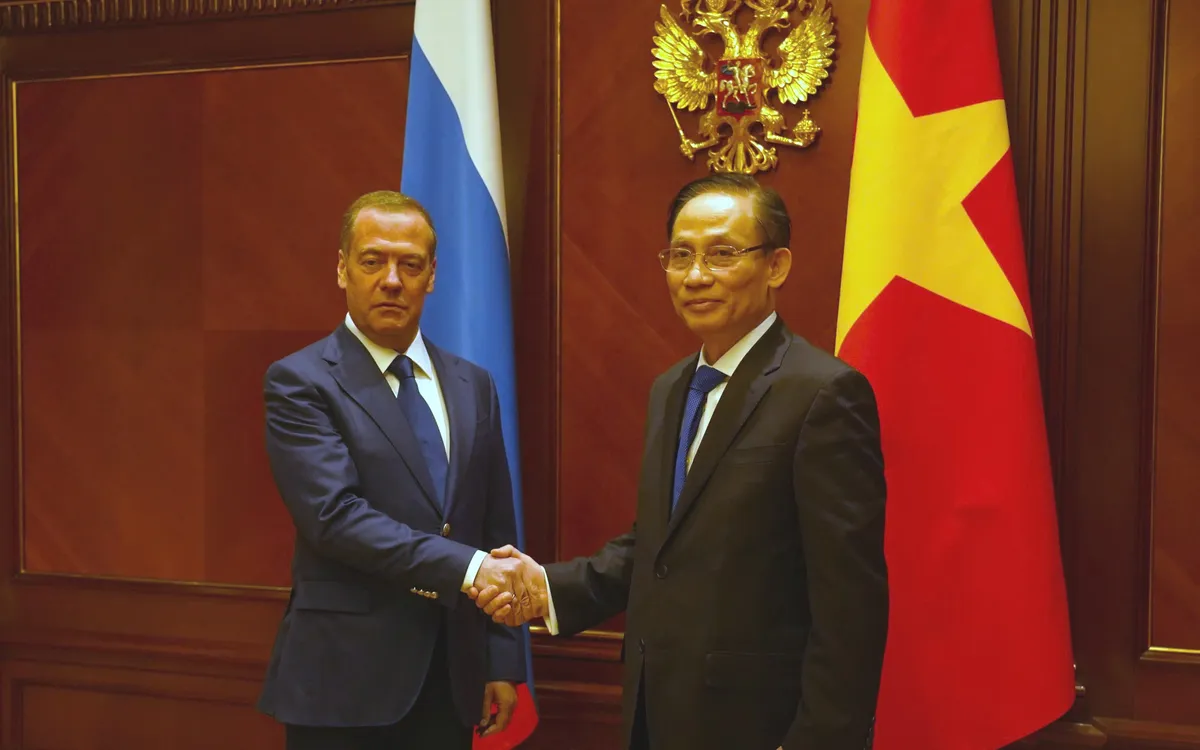 Bộ trưởng Ngoại giao Lê Hoài Trung gặp Chủ tịch Đảng Nước Nga Thống nhất Dmitry Medvedev. Ảnh: BNG