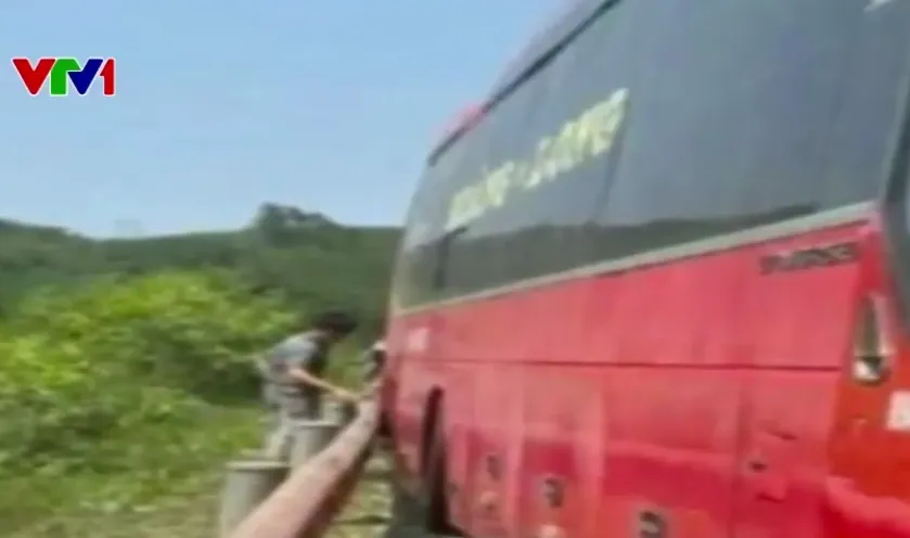 CSGT làm việc với nhà xe bị tố bỏ mặc 40 hành khách giữa nắng nóng- Ảnh 1. CSGT làm việc với nhà xe bị tố bỏ mặc 40 hành khách giữa nắng nóng- Ảnh 1.