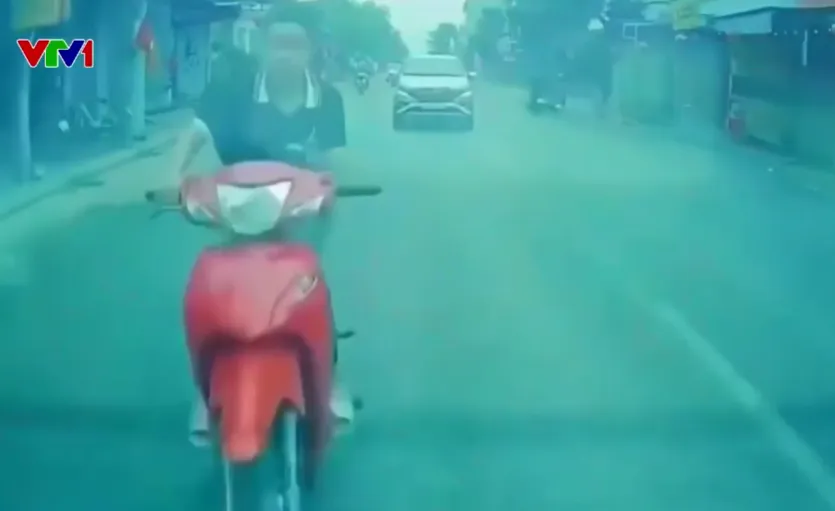 Mải nhìn điện thoại, người điều khiển xe máy bị hất tung sau khi tông thẳng ô tô - Ảnh 2.