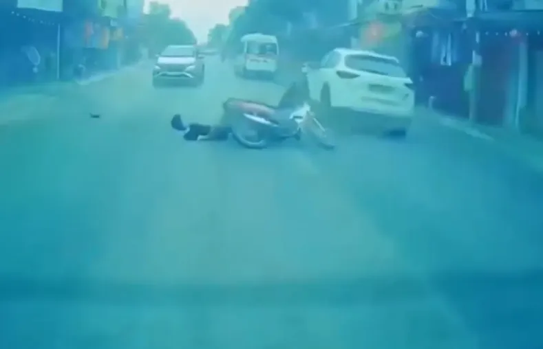 Mải nhìn điện thoại, người điều khiển xe máy bị hất tung sau khi tông thẳng ô tô - Ảnh 3.