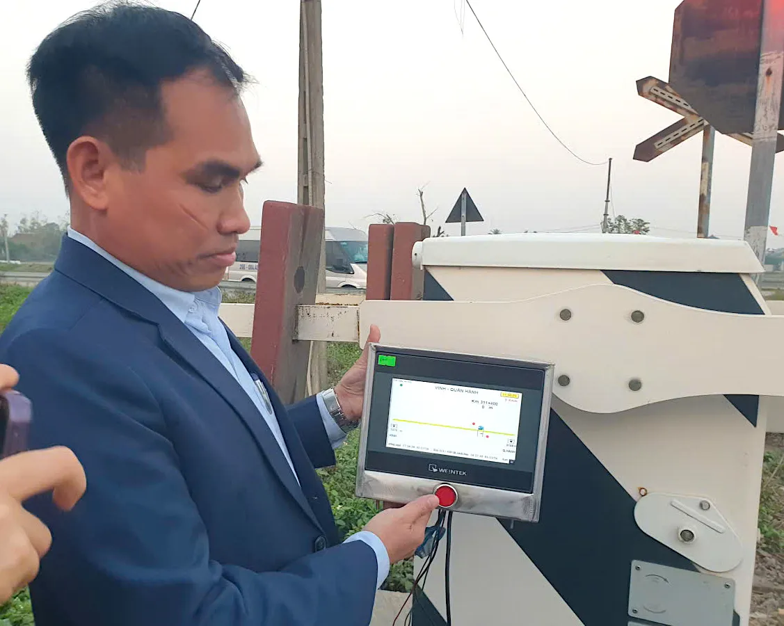 Ng&agrave;nh đường sắt ứng dụng c&ocirc;ng nghệ cảnh b&aacute;o từ xa: Từng bước x&oacute;a bỏ "điểm m&ugrave;" tại c&aacute;c giao cắt nguy hiểm - Ảnh 1.