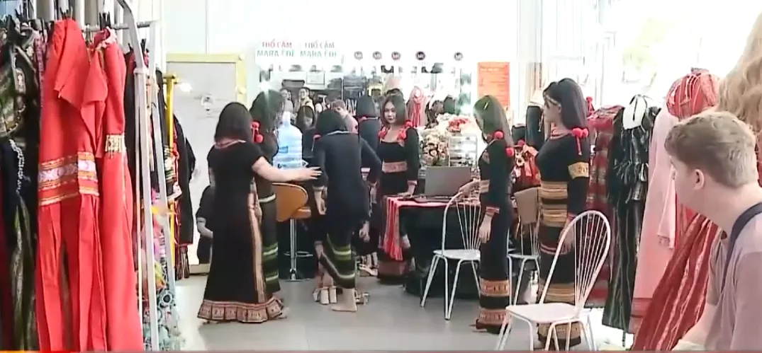 Sức sống mới của thổ cẩm &Ecirc; Đ&ecirc; giữa l&ograve;ng đại ng&agrave;n- Ảnh 3.