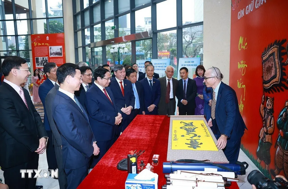 Thủ tướng thăm v&agrave; l&agrave;m việc với Viện H&agrave;n l&acirc;m Khoa học v&agrave; X&atilde; hội Việt Nam - Ảnh 2.