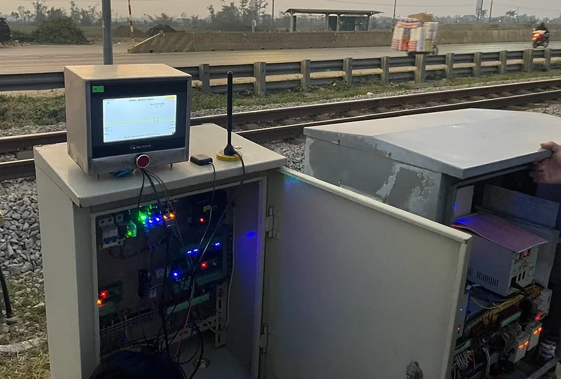 Ng&agrave;nh đường sắt ứng dụng c&ocirc;ng nghệ cảnh b&aacute;o từ xa: Từng bước x&oacute;a bỏ "điểm m&ugrave;" tại c&aacute;c giao cắt nguy hiểm - Ảnh 2.