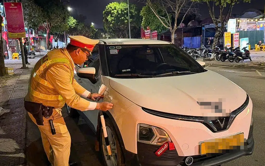 CSGT niêm phong, tạm giữ phương tiện của tài xế vi phạm nồng độ cồn.