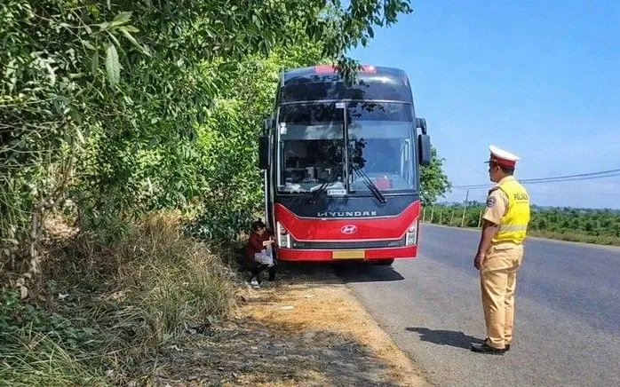 Cảnh sát giao thông Quảng Ngãi phát hiện xe khách chở 61 người trên QL14.