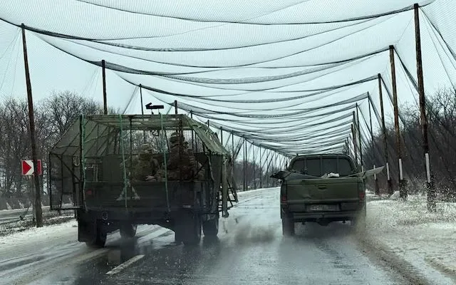 Binh sĩ Lữ đoàn cơ giới 93 Kholodnyi Yar của Ukraine di chuyển trên tuyến đường phủ lưới chống drone gần Kostiantynivka, vùng Donetsk, ngày 19/2/2026 (Ảnh: Reuters)