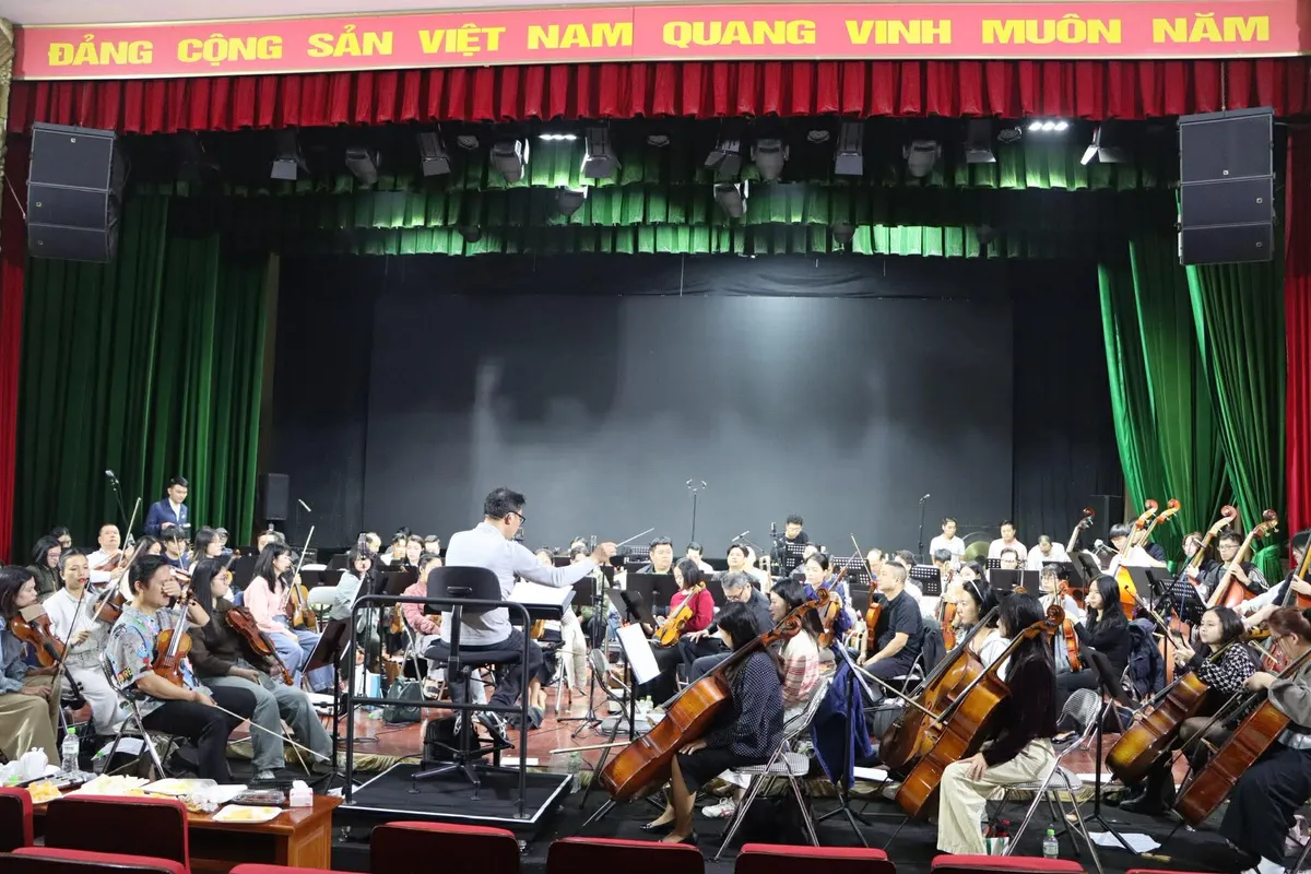 "Thanh &acirc;m dưới &aacute;nh mặt trời&rdquo; quy tụ hơn 200 nghệ sĩ, lan tỏa h&igrave;nh ảnh Bộ đội cụ Hồ bằng &acirc;m nhạc  - Ảnh 3.