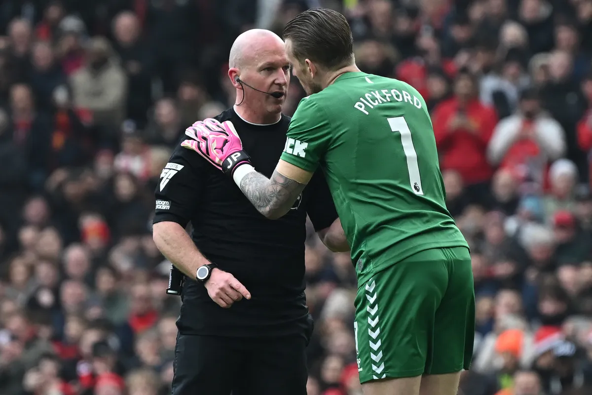 IFAB đề xuất loạt thay đổi luật nhằm chặn c&acirc;u giờ, cầu thủ chấn thương phải rời s&acirc;n 1 ph&uacute;t- Ảnh 1.