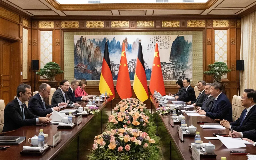 Chủ tịch Trung Quốc Tập Cận Bình gặp Thủ tướng Đức Friedrich Merz tại Nhà khách Quốc gia Điếu Ngư Đài ở Bắc Kinh, ngày 25/2/2026. (Ảnh: AP)