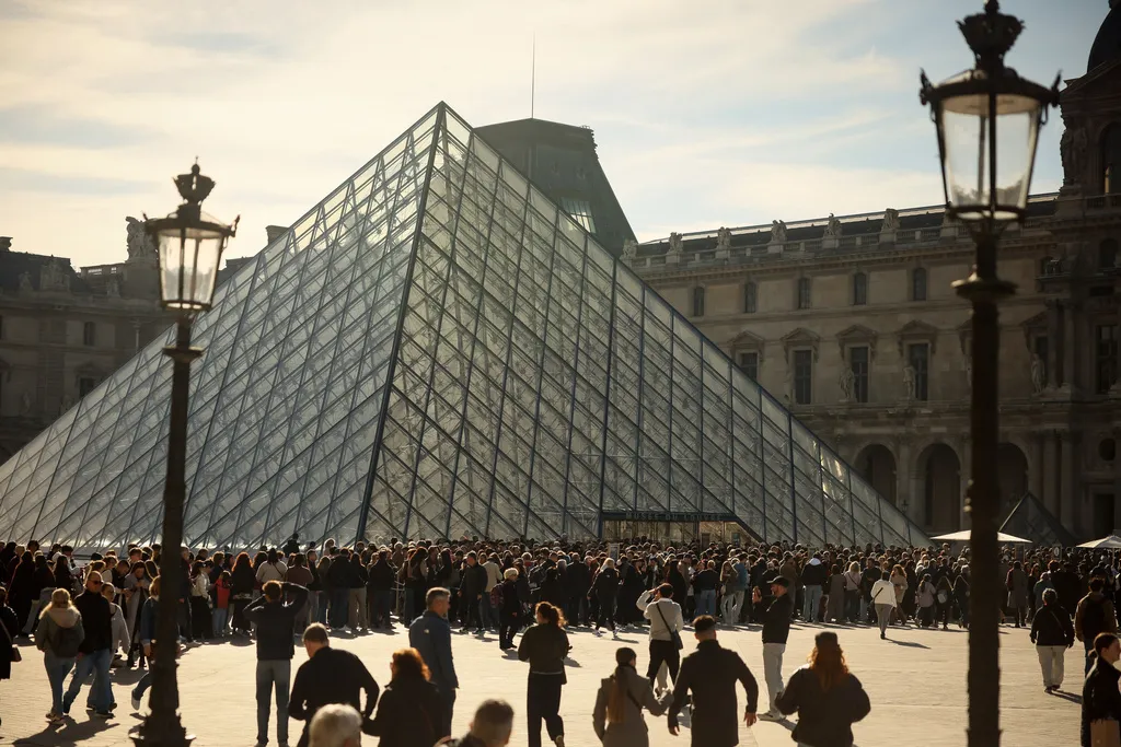 Gi&aacute;m đốc Bảo t&agrave;ng Louvre từ chức sau vụ trộm trang sức trị gi&aacute; 88 triệu Euro- Ảnh 1.