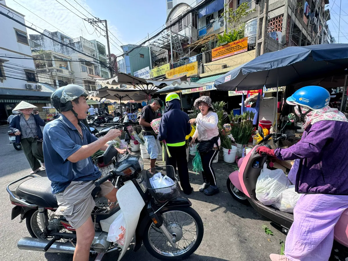 Một số mặt hàng cúng Thần Tài giá cao gấp đôi ngày thường- Ảnh 5. Một số mặt hàng cúng Thần Tài giá cao gấp đôi ngày thường- Ảnh 5.