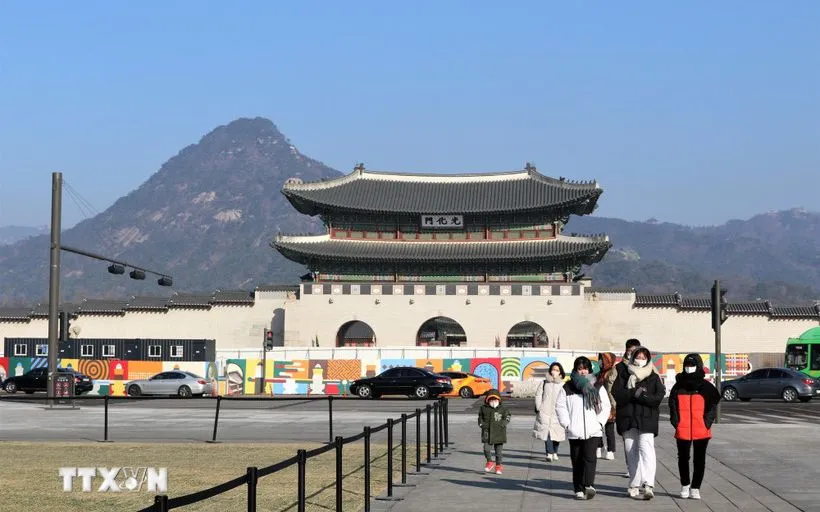 Du khách tham quan quảng trường Gwanghwamun. (Ảnh: TTXVN)