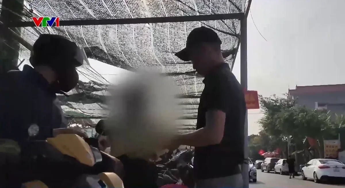 B&aacute;t nh&aacute;o gi&aacute; gửi xe trước đền, ch&ugrave;a dịp đầu năm - Ảnh 1.