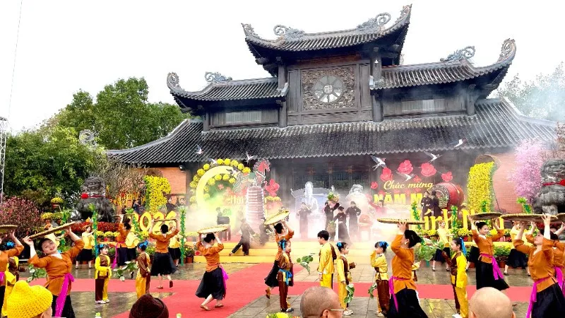 Du lịch Ninh B&igrave;nh khởi đầu một m&ugrave;a xu&acirc;n rực rỡ - Ảnh 3.