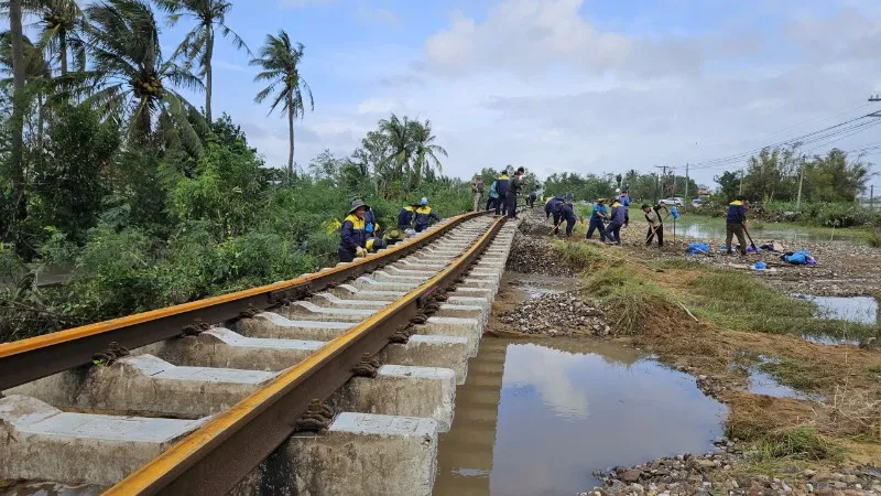 Dự kiến th&ocirc;ng tuyến đường sắt Bắc &ndash; Nam qua v&ugrave;ng mưa lũ v&agrave;o đ&ecirc;m 25/11- Ảnh 1.