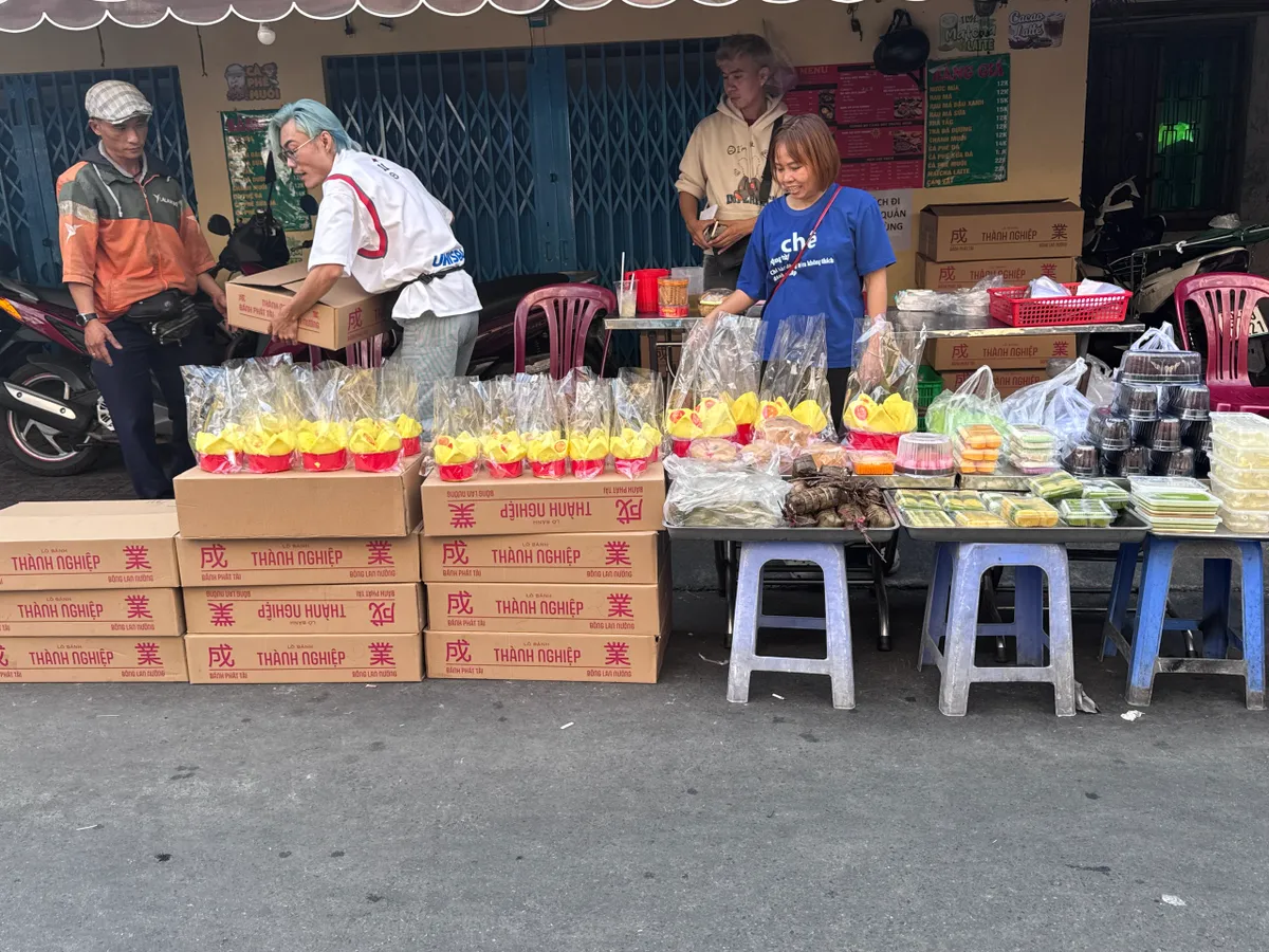 Một số mặt hàng cúng Thần Tài giá cao gấp đôi ngày thường- Ảnh 1. Một số mặt hàng cúng Thần Tài giá cao gấp đôi ngày thường- Ảnh 1.