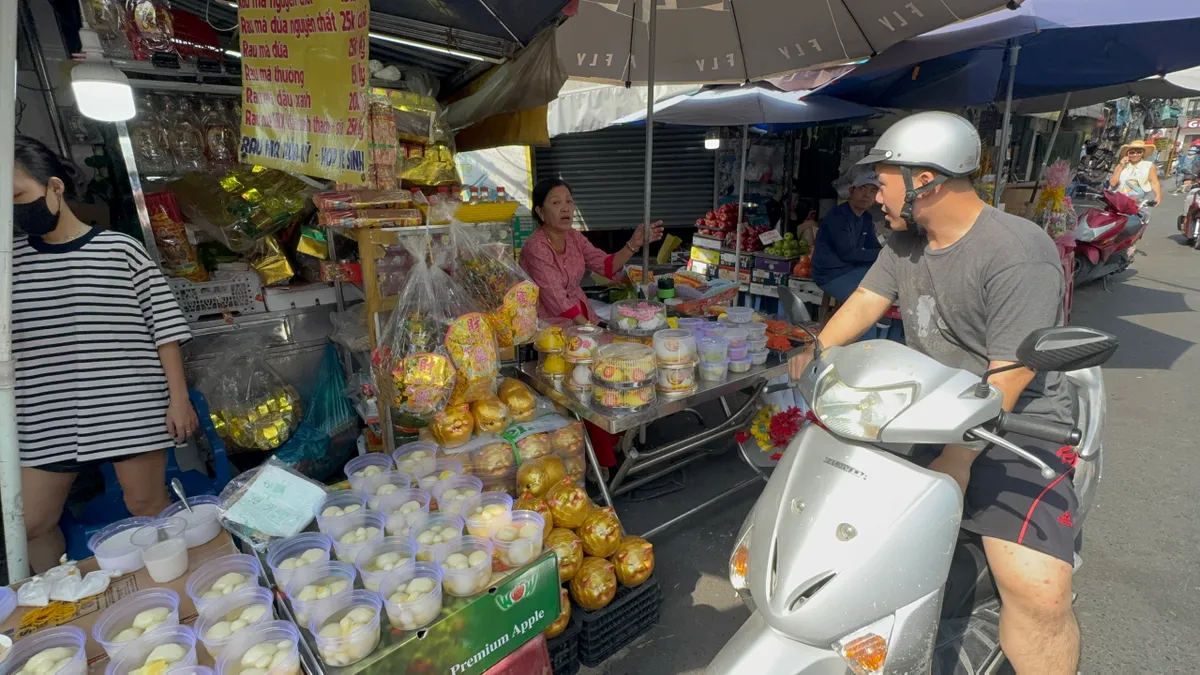 Một số mặt hàng cúng Thần Tài giá cao gấp đôi ngày thường- Ảnh 2. Một số mặt hàng cúng Thần Tài giá cao gấp đôi ngày thường- Ảnh 2.