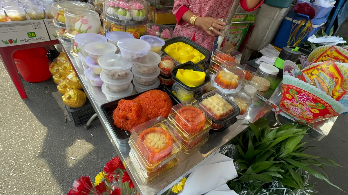 Một số mặt hàng cúng Thần Tài giá cao gấp đôi ngày thường- Ảnh 3. Một số mặt hàng cúng Thần Tài giá cao gấp đôi ngày thường- Ảnh 3.