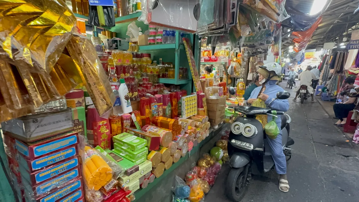 Một số mặt hàng cúng Thần Tài giá cao gấp đôi ngày thường- Ảnh 4. Một số mặt hàng cúng Thần Tài giá cao gấp đôi ngày thường- Ảnh 4.