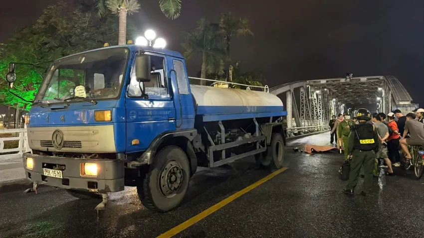 Xe m&aacute;y t&ocirc;ng xe bồn tưới nước ở Huế, nam thanh ni&ecirc;n tử vong - Ảnh 1.