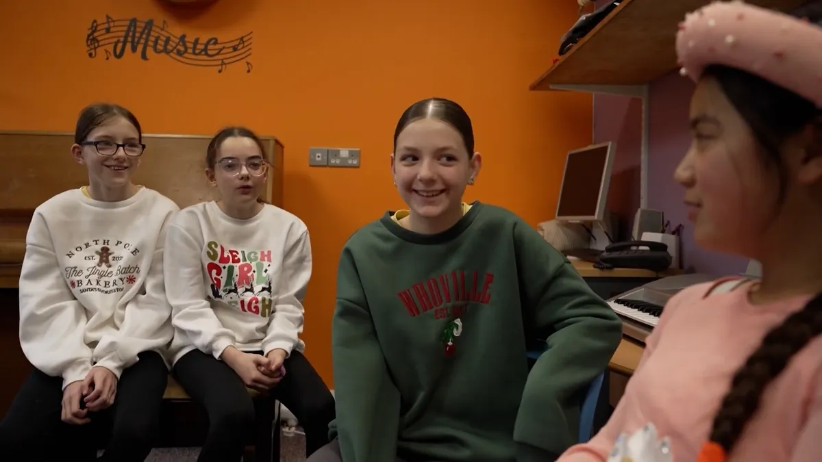 Ng&agrave;y trở về 2026 v&agrave; c&acirc;u chuyện c&ocirc; b&eacute; 10 tuổi h&aacute;t v&iacute;, giặm tại Vương quốc Anh- Ảnh 2.