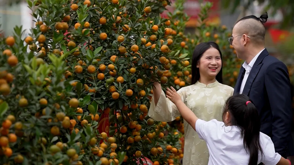 Ng&agrave;y trở về 2026 v&agrave; c&acirc;u chuyện c&ocirc; b&eacute; 10 tuổi h&aacute;t v&iacute;, giặm tại Vương quốc Anh- Ảnh 3.