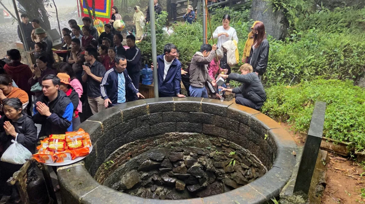 Hàng nghìn người hành hương lên đỉnh Ngàn Nưa trong ngày “mở cổng trời”- Ảnh 1. Hàng nghìn người hành hương lên đỉnh Ngàn Nưa trong ngày “mở cổng trời”- Ảnh 1.