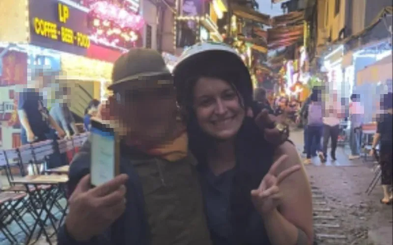 Hình ảnh nữ du khách người Mỹ chụp ảnh cùng tài xế xe ôm được tài khoản Ngô Trung Đức chia sẻ trên mạng xã hội.