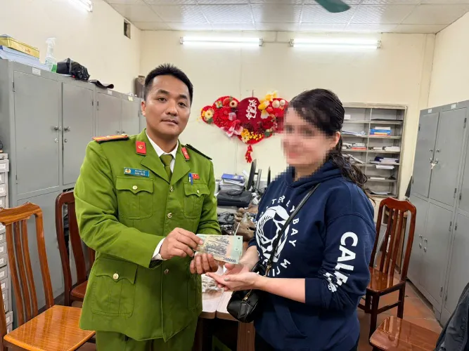 Triệu tập t&agrave;i xế vụ nữ du kh&aacute;ch Mỹ bị 'chặt ch&eacute;m' 1 triệu đồng tiền xe &ocirc;m- Ảnh 1.