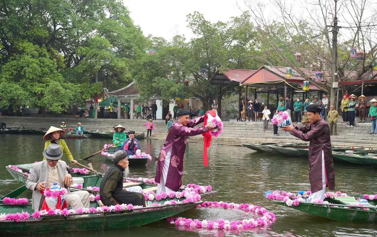Du lịch Ninh B&igrave;nh khởi đầu một m&ugrave;a xu&acirc;n rực rỡ - Ảnh 2.