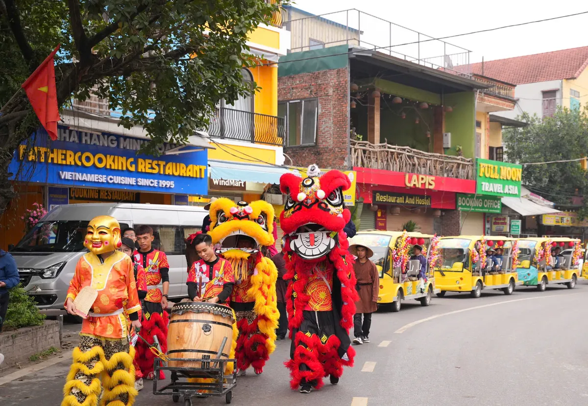 Du lịch Ninh B&igrave;nh khởi đầu một m&ugrave;a xu&acirc;n rực rỡ - Ảnh 6.