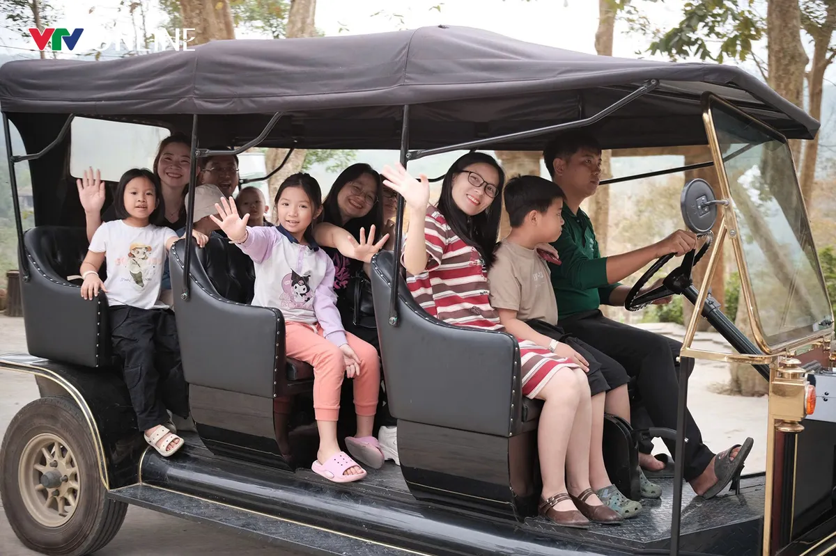 Nghệ An đón gần 370 nghìn lượt du khách trong dịp Tết Nguyên đán Bính Ngọ - Ảnh 2.