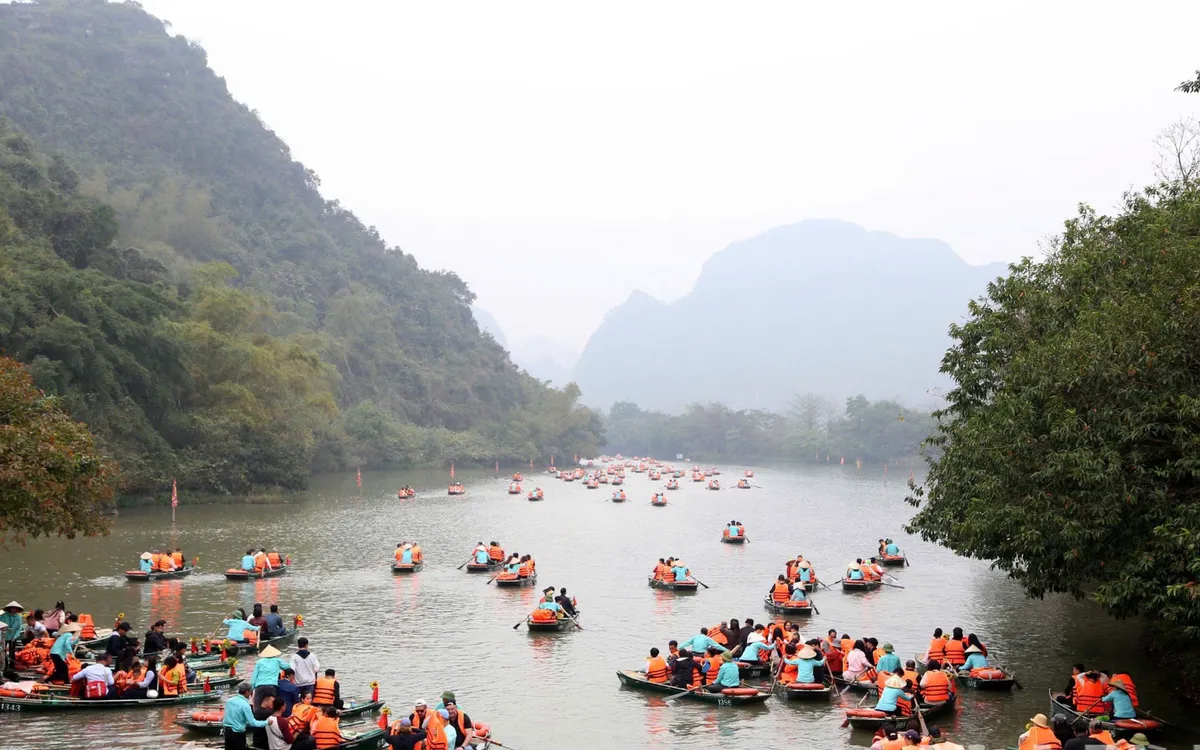 Khu du lịch sinh thái Tràng An tấp nập khách tham quan những ngày đầu năm mới.