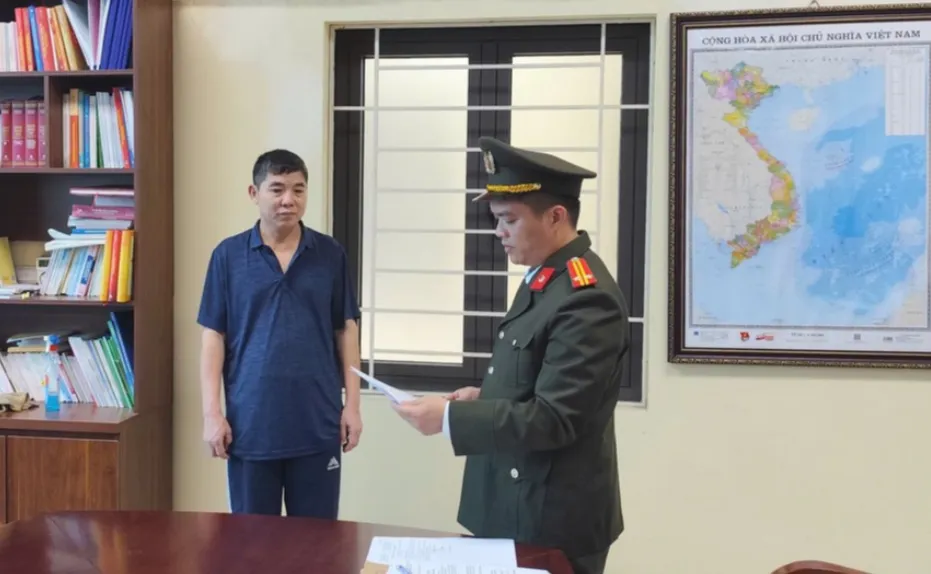 Khởi tố 2 đối tượng l&agrave;m giả giấy kh&aacute;m sức khỏe b&aacute;n cho người xin việc- Ảnh 1.