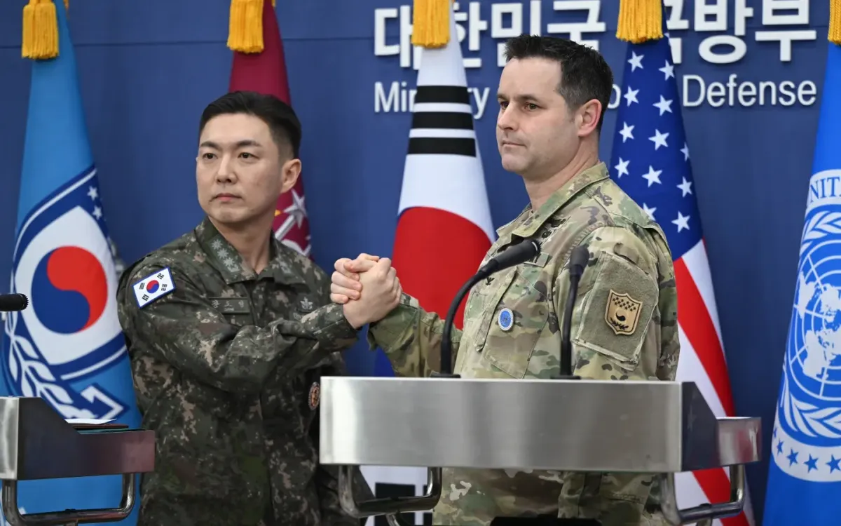 Đại tá Jang Do-young (trái) và Đại tá Ryan Donald tại buổi họp báo về tập trận Freedom Shield 2026 ở Seoul, Hàn Quốc, ngày 25/2/2026 (Ảnh: AP)