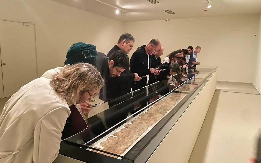 Kinh th&aacute;nh Do Th&aacute;i cổ nhất thế giới lần đầu được trưng b&agrave;y tại Jerusalem - Ảnh 2.