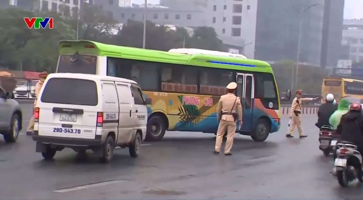 Xử phạt h&agrave;ng loạt xe kh&aacute;ch dừng đỗ, đ&oacute;n trả kh&aacute;ch sai quy định ở H&agrave; Nội  - Ảnh 1.