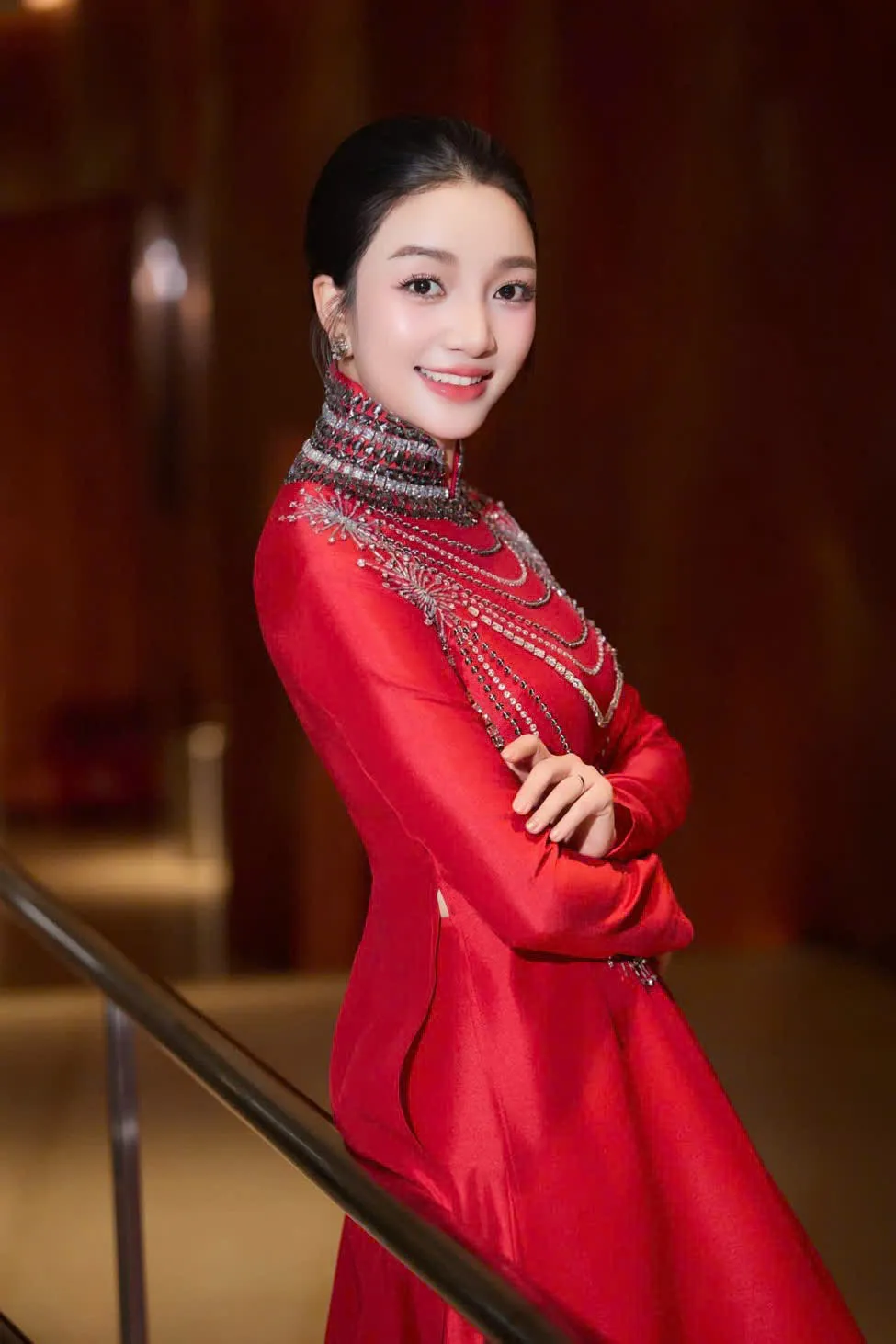 Phạm Thu H&agrave; lần đầu ti&ecirc;n tr&igrave;nh diễn tr&ecirc;n s&agrave;n catwalk tại Nga  - Ảnh 1.