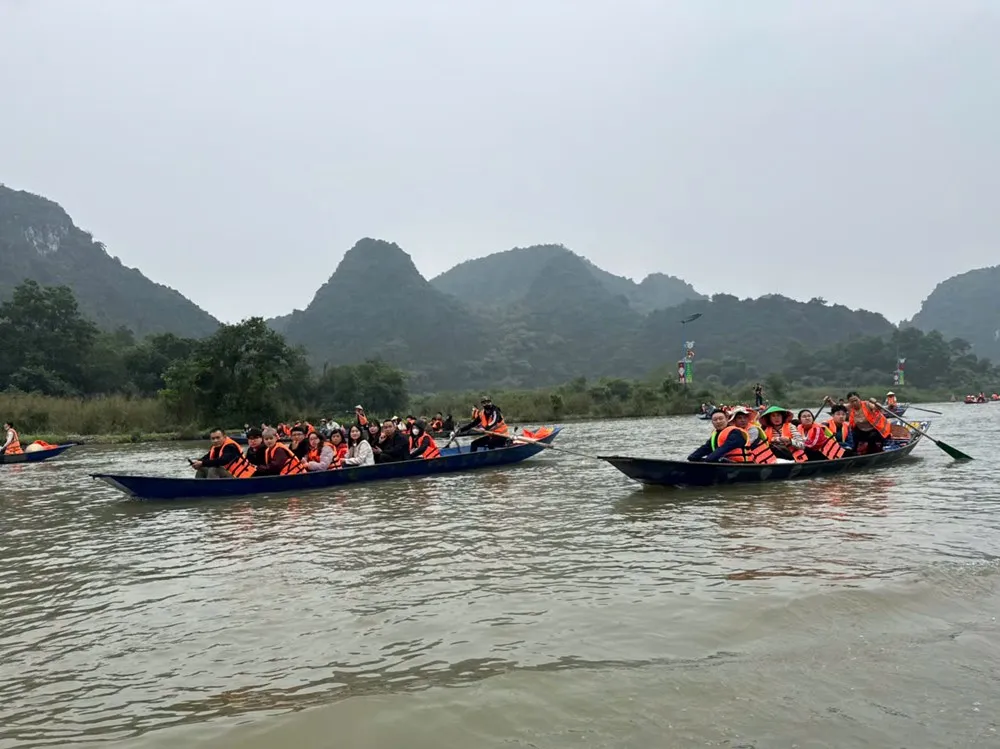 Siết chặt an to&agrave;n giao th&ocirc;ng đường thủy tại Lễ hội Ch&ugrave;a Hương 2026- Ảnh 1.