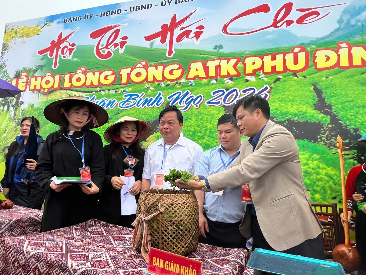 Vui h&aacute;i ch&egrave; dưới tiếng đ&agrave;n T&iacute;nh giữa đất trời ATK- Ảnh 10.