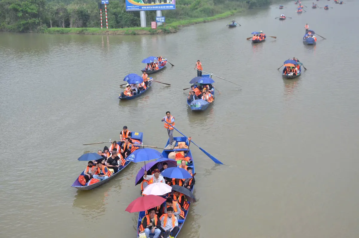 Siết chặt quản l&yacute; vận chuyển kh&aacute;ch tại Ch&ugrave;a Hương: Đảm bảo an to&agrave;n v&agrave; văn minh lễ hội - Ảnh 2.