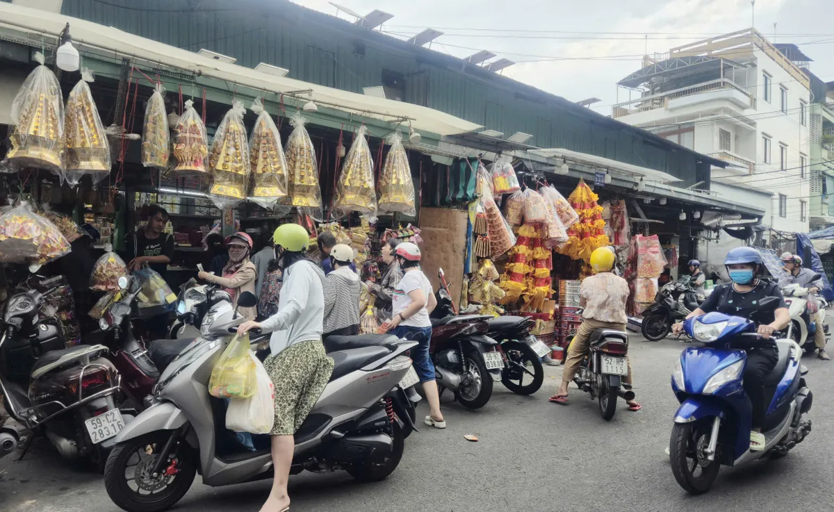 Thủ phủ v&agrave;ng m&atilde; tại TP Hồ Ch&iacute; Minh trầm lắng ng&agrave;y V&iacute;a Thần T&agrave;i- Ảnh 1.