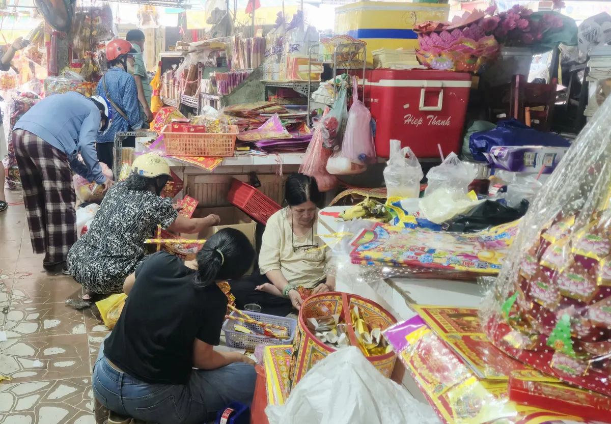 Thủ phủ v&agrave;ng m&atilde; tại TP Hồ Ch&iacute; Minh trầm lắng ng&agrave;y V&iacute;a Thần T&agrave;i- Ảnh 2.