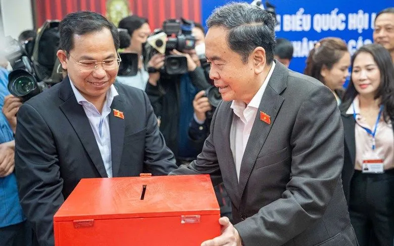 Chủ tịch Quốc hội v&agrave; Đo&agrave;n c&ocirc;ng t&aacute;c kiểm tra khu vực bỏ phiếu  tại Th&agrave;nh phố Hải Ph&ograve;ng