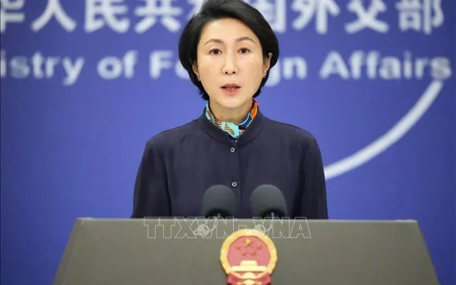 Người phát ngôn Bộ Ngoại giao Trung Quốc Mao Ninh phát biểu họp báo tại Bắc Kinh (Ảnh: Kyodo/TTXVN)