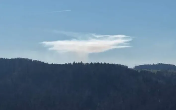 Hai người bị thương và một số tòa nhà bị hư hại khi nỗ lực xử lý hàng trăm kg thuốc nổ vô tình gây ra một vụ nổ lớn (Ảnh: X/@srfnews)