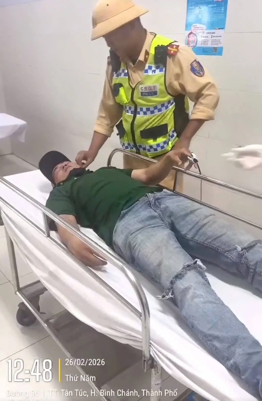 Tài xế nghi đột quỵ giữa cao tốc TP Hồ Chí Minh - Trung Lương được CSGT cứu kịp thời- Ảnh 1. Tài xế nghi đột quỵ giữa cao tốc TP Hồ Chí Minh - Trung Lương được CSGT cứu kịp thời- Ảnh 1.