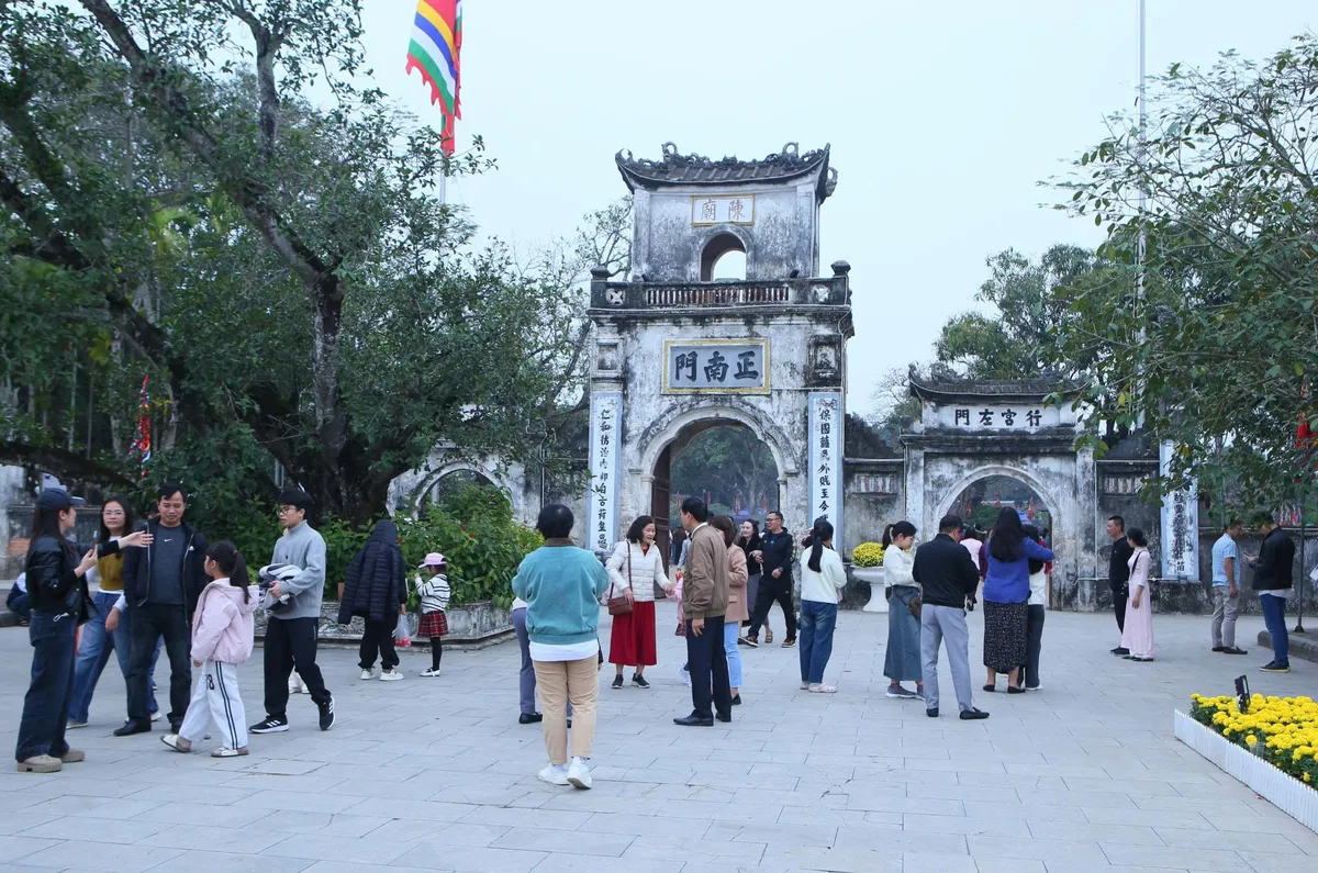 Ninh Bình: Lễ hội Khai ấn Đền Trần diễn ra trong 6 ngày - Ảnh 1.