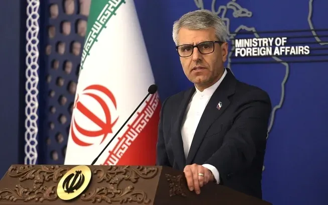 Người phát ngôn Bộ Ngoại giao Iran Esmaeil Baqaei trong cuộc họp báo hàng tuần tại thủ đô Tehran hôm 10/2 (Ảnh: AFP)